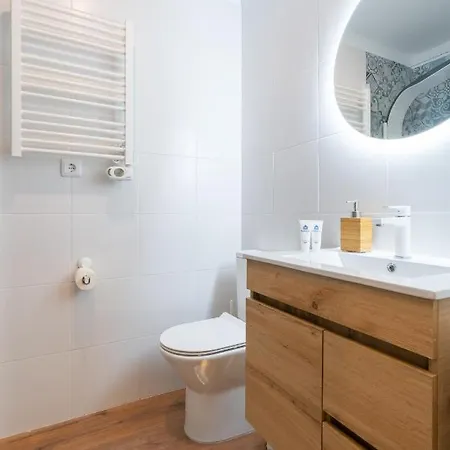 Fantastic Contemporary Flat W/ Balcony Apartment *